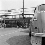 808328 Gezicht op de spoorwegovergang in de Zandvoortselaan te Heemstede, met links de overwegpost en op de achtergrond ...